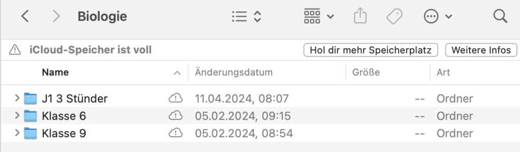 Die einzelnen Fächer bestücke ich mit den Ordnern der einzelnen Klassenstufen.